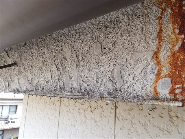 軒先にサビだれ